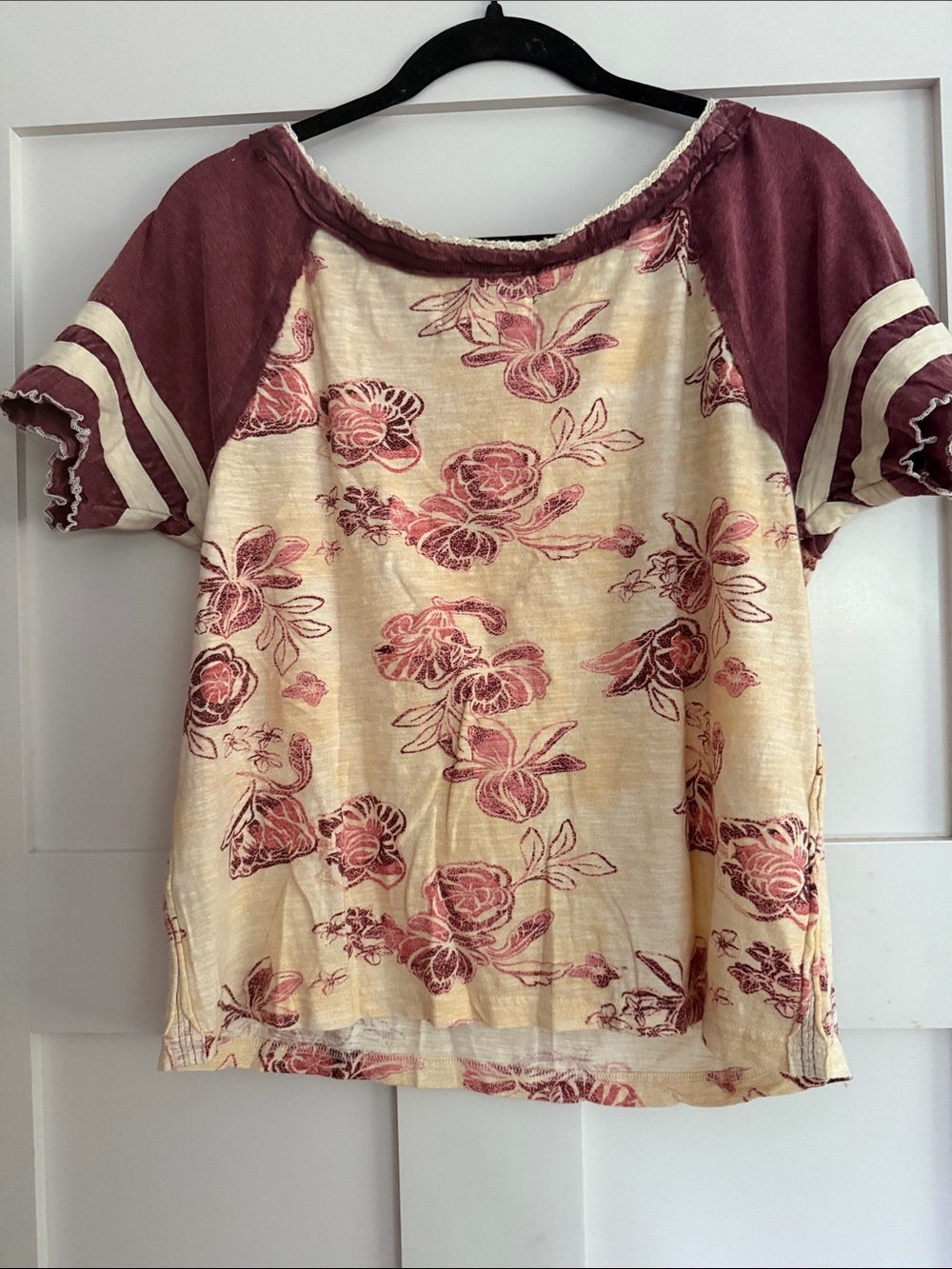 We The Free NWOT Floral Raglan Short Sleeve Top in Cream and Burgundy - Picture 4 of 4